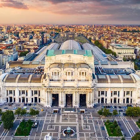 Apt Vicino Metropolitana Porta Romana, 4 Minuti Da Duomo, Free Wifi&netflix Daire *
